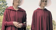 <b>Sofrimento Sem Fim</b><br>
A protagonista Elisabeth Moss, com Alexis Bledel, na primeira temporada de <i>The Handmaid’s Tale</i> - Reprodução