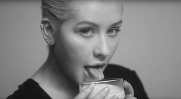Christina Aguilera no clipe de "Accelerate"
 - Reprodução