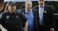 Harvey Weinstein chega à delegacia de polícia em Nova York para se entregar às autoridades após acusações abuso sexual e estupro - Mark Lennihan/AP