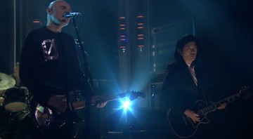 Smashing Pumpkins, com três quartos dos integrantes originais da banda (Billy Corgan, James Iha e Jimmy Chamberlain), durante performance no programa de TV norte-americano <i>The Tonight Show With Jimmy Fallon</i> - Reprodução/Vídeo