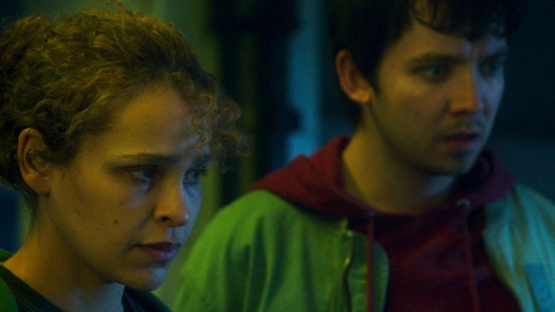 Lola Evans e Asa Butterfield em Escolha ou Morra (Foto: Divulgação / Netflix)