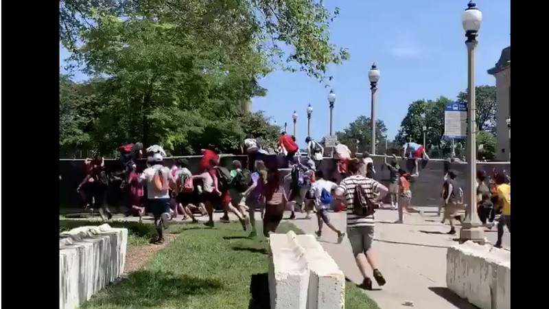Momento em que uma multidão invadiu o Lollapalooza Chicago 2019 (Foto:Reprodução/Twitter)