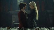 Elliot Grihault como Lucerys Targaryen e Emma D' Arcy como Rhaenyra Targaryen em A Casa do Dragão (Foto: reprodução / HBO)