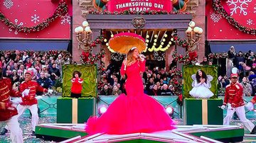 Mariah Carey e os gêmeos Roc e Roe na Parada de Ação de Graças Macy's 2022 (Foto: NBC)