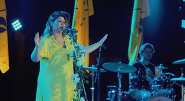 Marília Medonça no clipe oficial de "Graveto" (foto: reprodução/ YouTube)