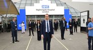 Matt Hancock, ministro da saúde do Reino Unido, em frente ao Nightingale Hospital (Foto:  WPA Pool / Equipe)
