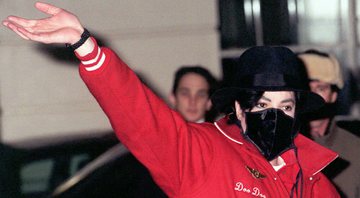 Michael Jackson usa uma máscara preta ao adentrar o Hotel Lanesborough, em Londres, em 16 de fevereiro de 1996 (Foto: AP / Adam Butler)