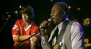 Mick Jagger, vocalista dos Rolling Stones, e Muddy Waters cantam ao vivo no Checkerboard Lounge (Foto: YouTube / Reprodução)