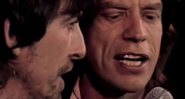 George Harrison e Mick Jagger em cerimônia do Hall da Fama do Rock and Roll, em 1988 (Foto: Reprodução/ Youtube)