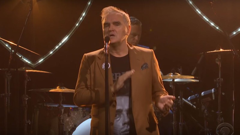 Morrissey durante apresentação no The Late Late Show with James Corden (Foto: Reprodução)
