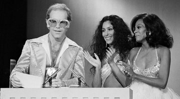 Elton John, Cher e Diana Ross no Rock Music Awards em 9 de agosto de 1975 (Foto: CBS via Getty Images)