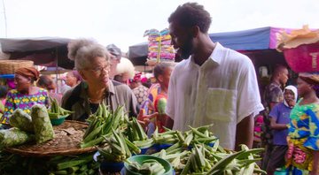 Dr. Jessica B. Harris e Stephen Satterfield em Da África aos EUA - Uma Jornada Gastronômica (Foto: Divulgação/Netflix)