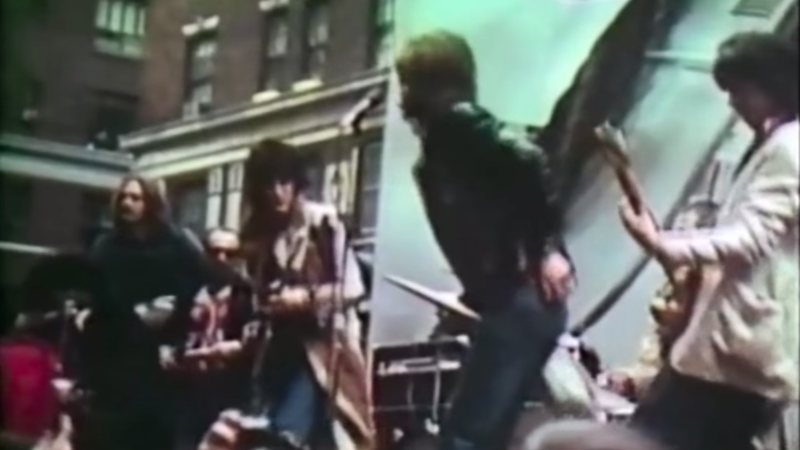 Os Rolling Stones se apresentam na 5th Avenue, em Nova York (Foto: YouTube / Reprodução)