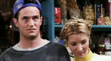 Matthew Perry como Chandler e Lisa Kudrow como Phoebe em Friends (Foto: Reprodução)