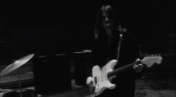David Gilmour mostra a língua para a câmera em 1969 (Foto: Reprodução / Youtube)