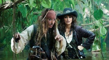 Johnny Depp e Keira Knightley em Piratas do Caribe: Navegando em Águas Misteriosas (Foto: Divulgação)