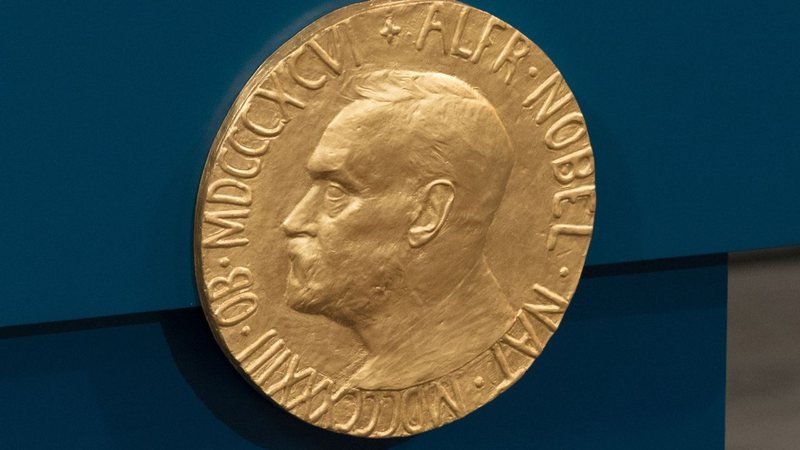 Placa com Alfred Nobel, criador do Prêmio Nobel (Foto: Getty Images /Ragnar Singsaas)