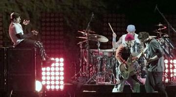 Red Hot Chili Peppers durante o show nas pirâmides do Egito (Foto:AP Photo/Nariman El-Mofty)