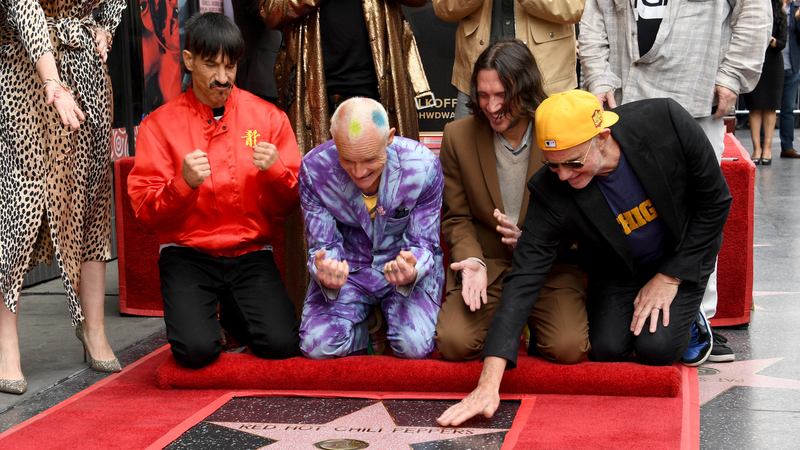 Red Hot Chili Peppers na cerimônia da calçada da fama em Hollywood (Foto: Jon Kopaloff / Getty Images)