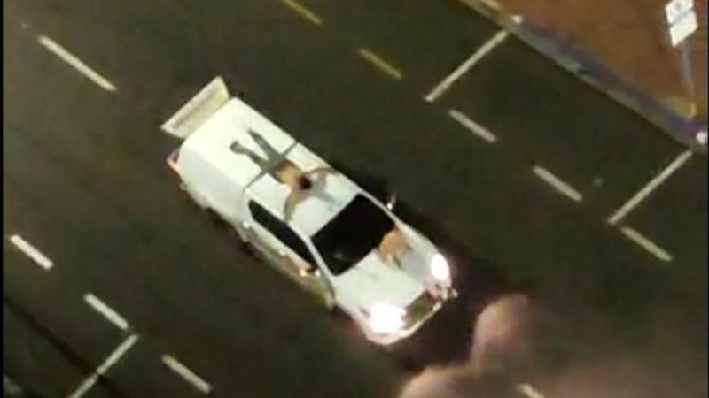 Quadrilha de assaltantes de Araçatuba amarram reféns em cima de carro (Foto: Reprodução/Twitter)