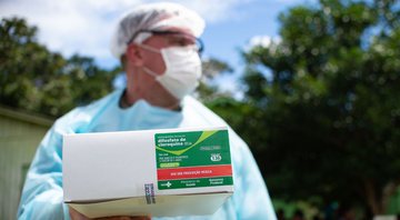 Médico segura caixa do remédio cloroquina (Foto: Andressa Anholete / Getty Images)