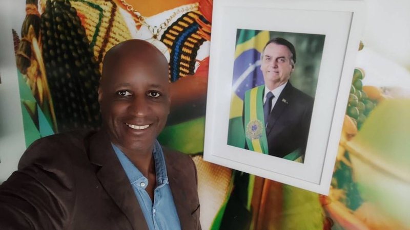 Sérgio Camargo ao lado de foto com Bolsonaro (Foto: Reprodução/Redes sociais)