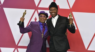 Spike Lee e Mahershala Ali exibem suas estatuetas do Oscar (Foto: Jordan Strauss/Invision/AP)