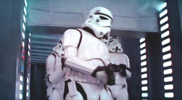 O famoso erro de gravação onde o stormtrooper bate a cabeça na porta da Estrela da Morte (Foto: Reprodução Lucasfilm)