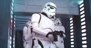 O famoso erro de gravação onde o stormtrooper bate a cabeça na porta da Estrela da Morte (Foto: Reprodução Lucasfilm)