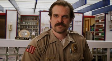 David Harbour como o xerife Jim Hopper (foto: reprodução Netflix)