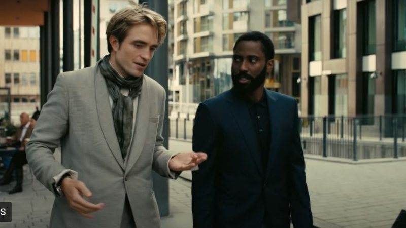 Robert Pattinson e John David Washington em cena de Tenet (Foto: Reprodução / Youtube)