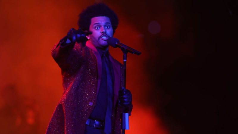 The Weeknd durante apresentação no intervalo do Superbowl. (Créditos: Pool/Getty Images)