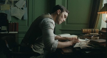 Nicholas Hoult interpreta Tolkien na sua versão adulta (Foto: Divulgação / Fox)