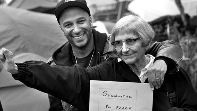 Tom e Mary Morello, filho e mãe, em protesto (Foto: Reprodução / Instagram)