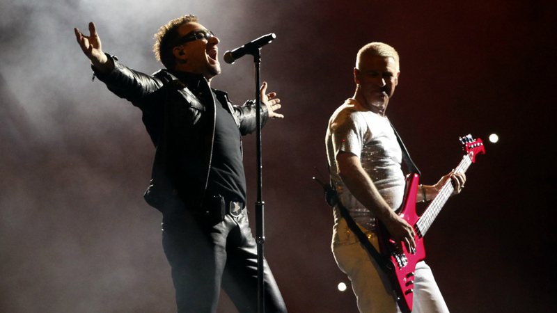 Bono e Adam Clayton, do U2 (Foto: Alexandre Meneghini/AP Images)