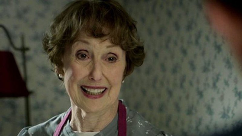 Una Stubbs como Sra. Hudson na série Sherlock (Foto: Reprodução)