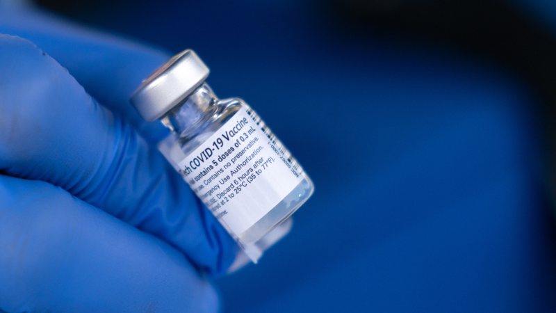 Vacina contra Covid-19 produzida pelas empresas Pfizer e BioNTech (Foto: Sean Rayford / Getty Images)