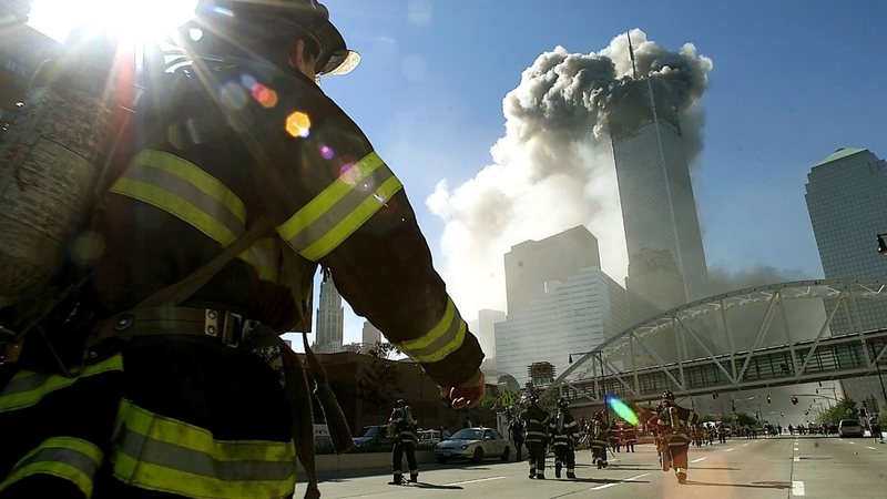Bombeiro caminha rumo ao World Trade Center em 11 de setembro de 2001 (Foto: Jose Jimenez/Primera Hora/Correspondente)