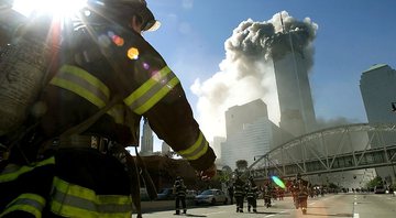None - Bombeiro caminha rumo ao World Trade Center em 11 de setembro de 2001 (Foto: Jose Jimenez/Primera Hora/Correspondente)