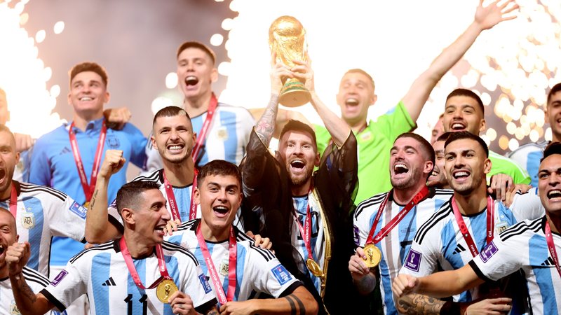 Time argentino comemorando vitória na Copa do Mundo 2022 (Foto: Getty Images)