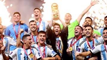 Time argentino comemorando vitória na Copa do Mundo 2022 (Foto: Getty Images)