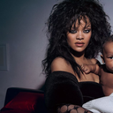 Rihanna com um de seus filhos (Foto: Reprodução/Vogue)