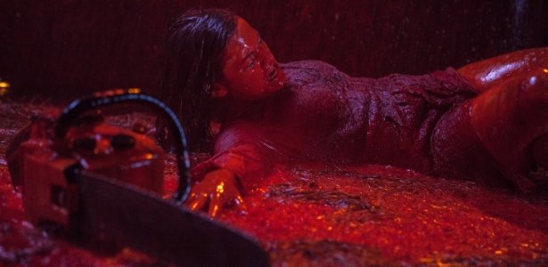 Atriz Jane Levy coberta de sangue em "A Morte do Demônio" (Foto: Divulgação/ Sony Pictures)