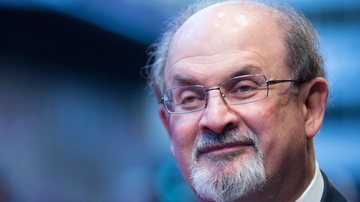 Salman Rushdie chegou a perder a visão de um dos olhos e o movimento de uma mão (Foto: Ben Pruchnie/Getty Images)