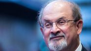 Salman Rushdie é um autor britânico-indiano e foi atacado com facadas em agosto de 2022  (Foto: Ben Pruchnie/Getty Images)