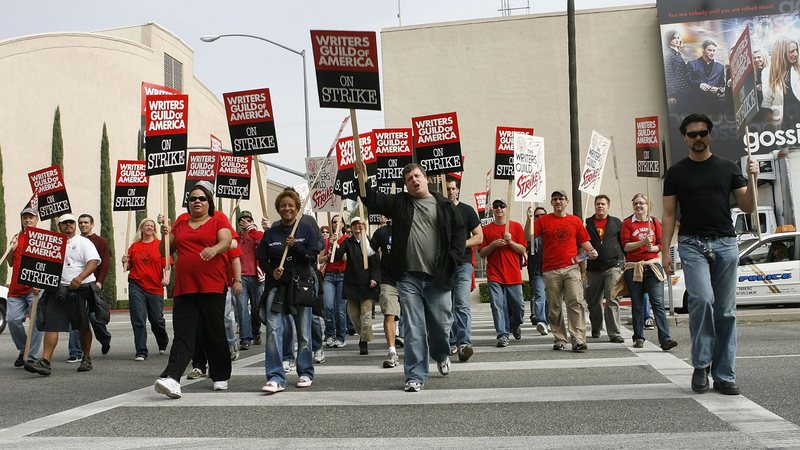 Roteiristas de Hollywood protestam (Foto: Charley Gallay/Getty Images)