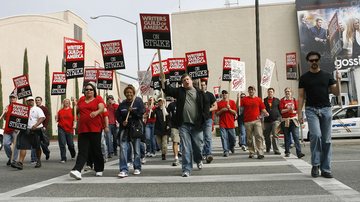Roteiristas de Hollywood protestam (Foto: Charley Gallay/Getty Images)