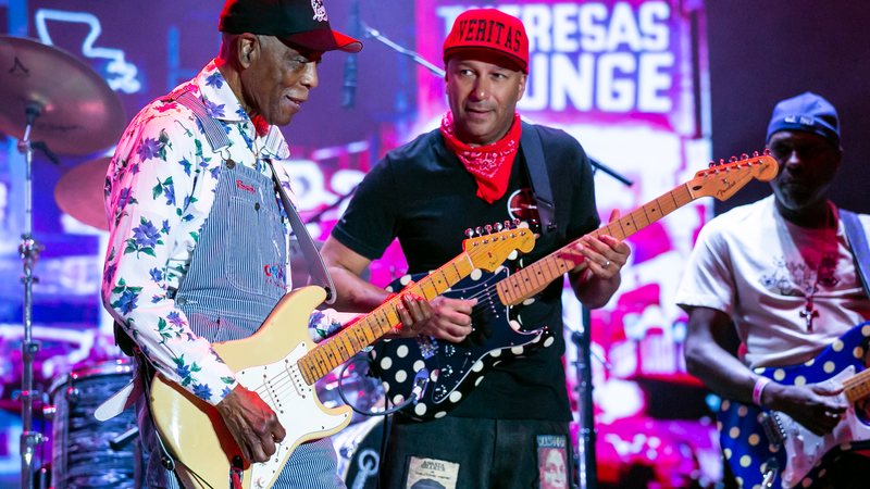 Tom Morello e Buddy Guy em sua apresentação no terceiro dia de Best of Blues and Rock 2023 (Foto: André Velozo)