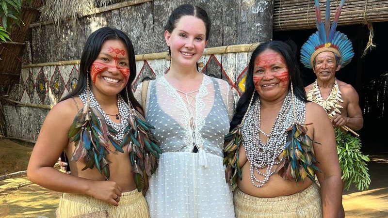 Lana Del Rey visitou a comunidade indígena Tatuyo, em Manaus (Foto: Reprodução/Instagram)