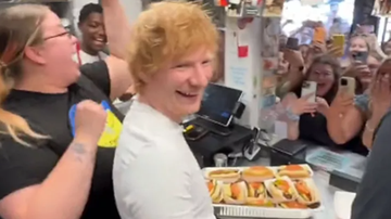 Ed Sheeran servindo cachorros-quente (Reprodução)